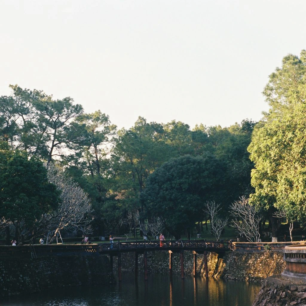 茅ヶ崎公園の夕暮れと海岸遊歩道のサーファーたち